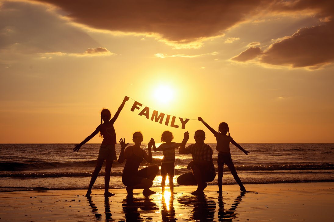 Familie ved stranden på deres all inclusive ferie